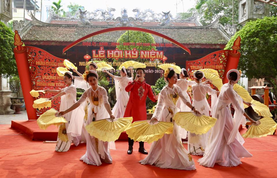  The art performance kicked off the Quan Thanh Temple Festival. Photo: Duy Minh